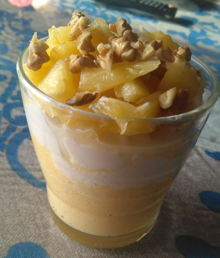 Griego con piña y nueces