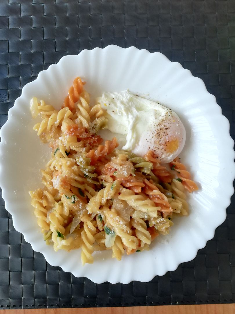 Pasta con huevo poché Pasta con huevo poché