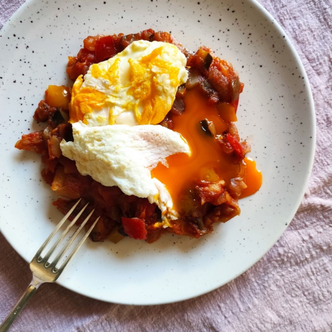 Pisto con huevos a la plancha Pisto con huevos a la plancha