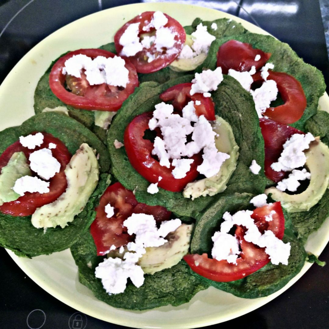 Tortitas saladas de espinacas con tomate, queso y aguacate