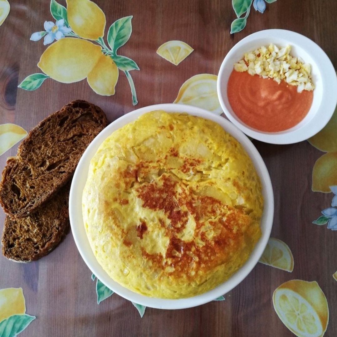 Tortilla de patatas con salmorejo cordobés 🤤 Tortilla de patatas con salmorejo cordobés 🤤