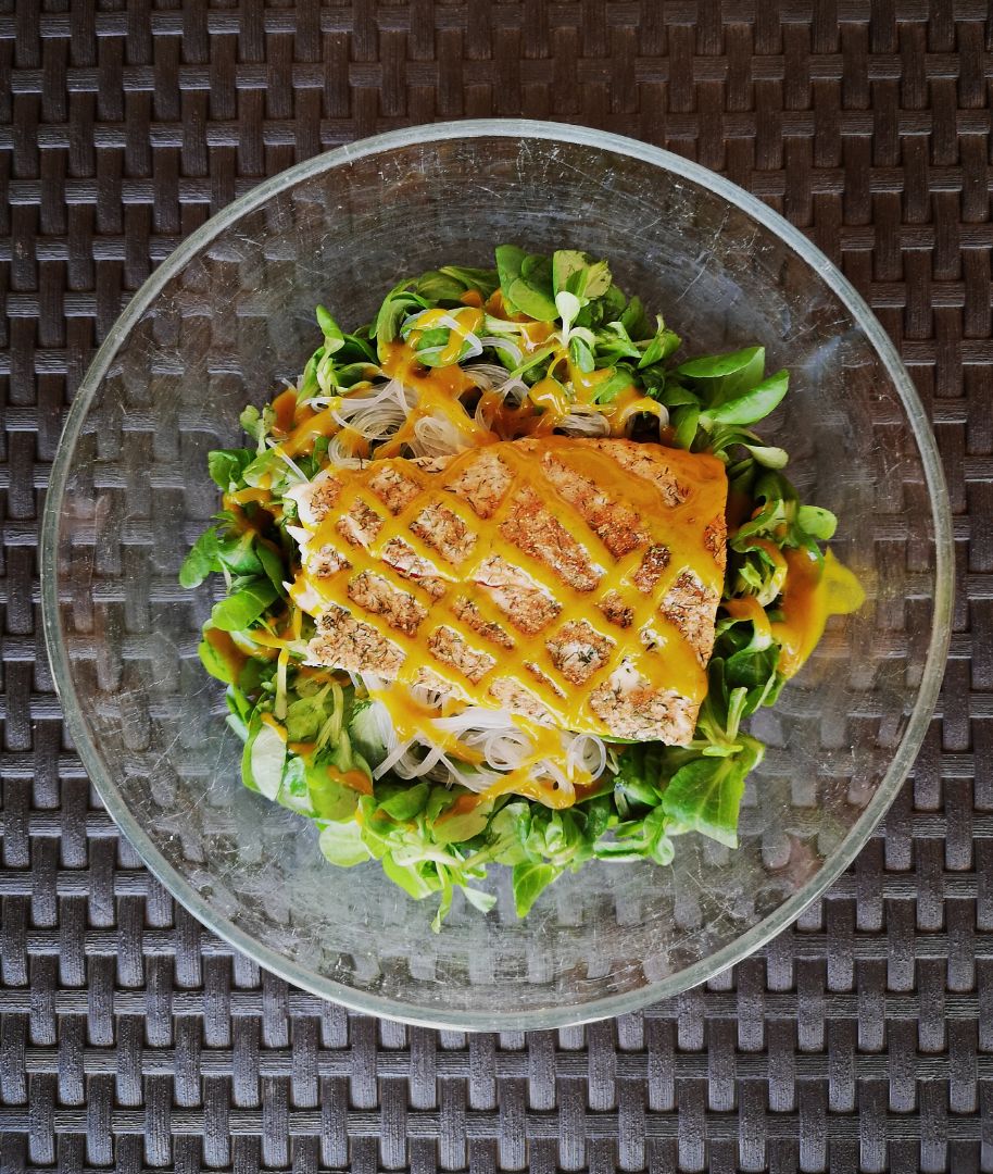 Salmón al horno con base de fideos orientales, canónigos y salsa de curry. Salmón al horno con base de fideos orientales, canónigos y salsa de curry.