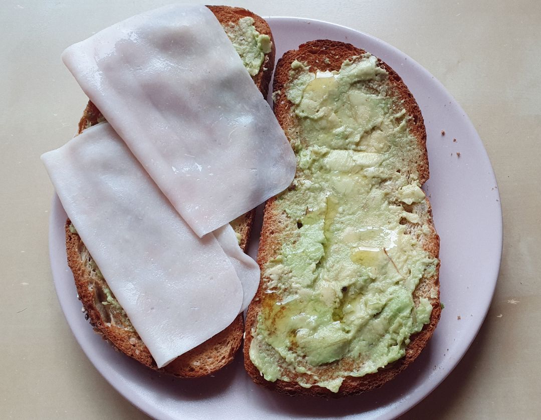 Tostada con aguacate y pavo