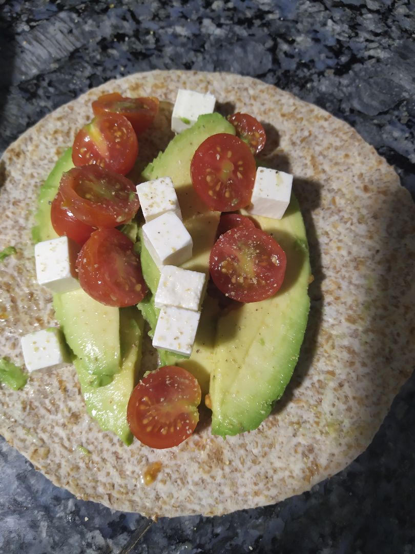 Tortilla integral con aguacate, tomates cherry y queso feta Tortilla integral con aguacate, tomates cherry y queso feta