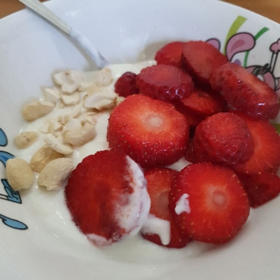 Yogurt natural vaca con fresas y anacardos Yogurt natural vaca con fresas y anacardos