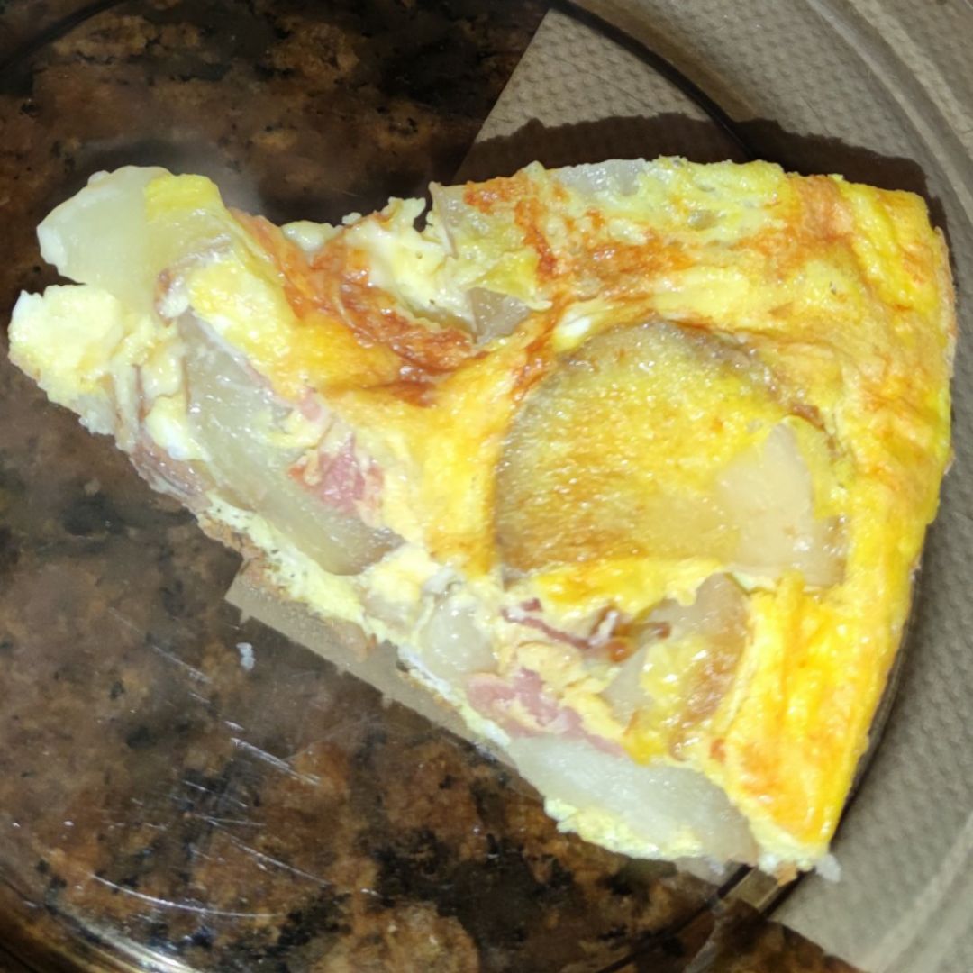 Tortilla de patata con queso fundido y jamón serrano Tortilla de patata con queso fundido y jamón serrano