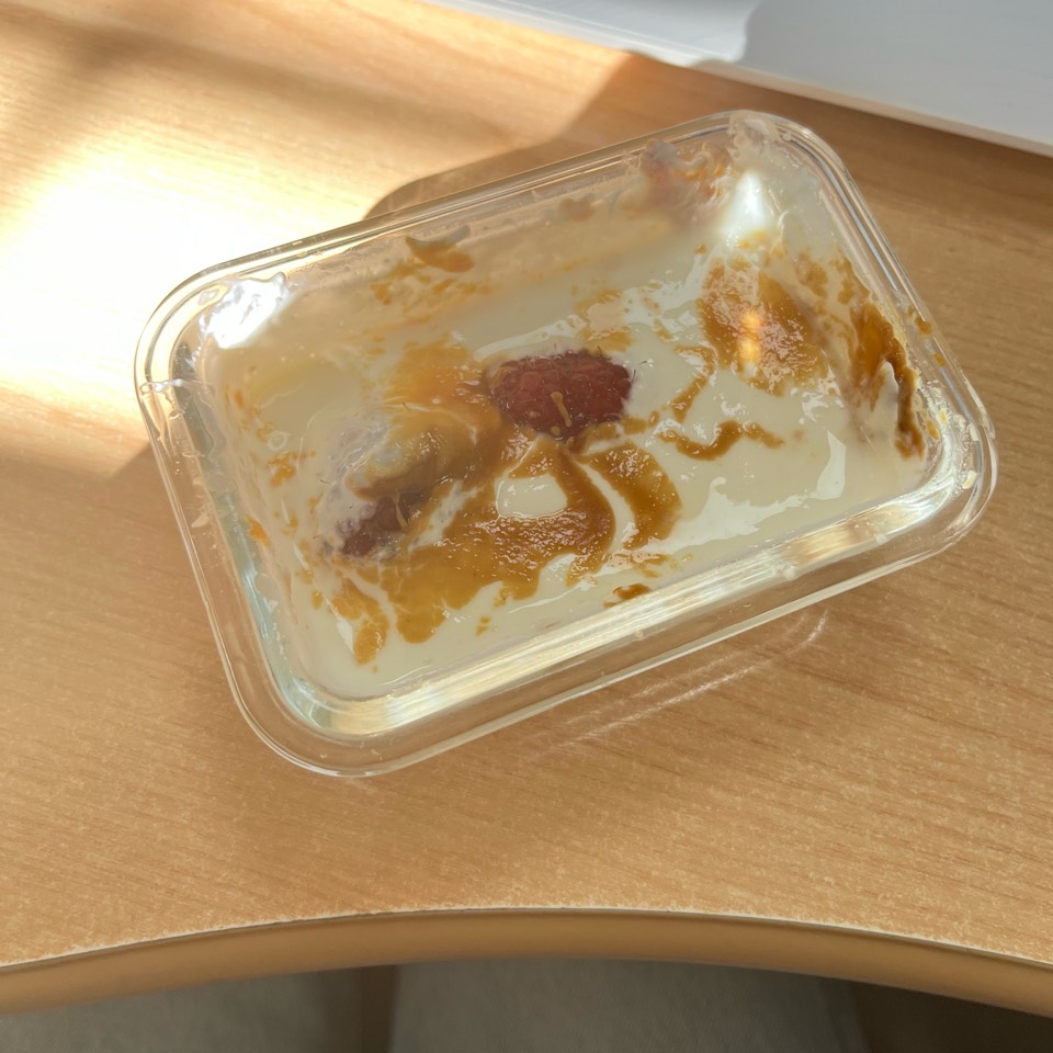 Yogur proteico con frambuesa y crema de cacahuete