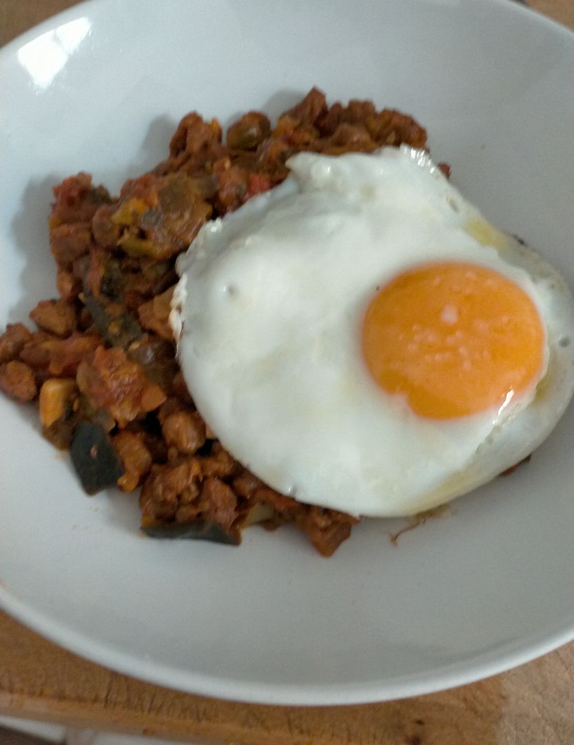 Falsa boloñesa de soja texturizada con huevo a la plancha. Falsa boloñesa de soja texturizada con huevo a la plancha.