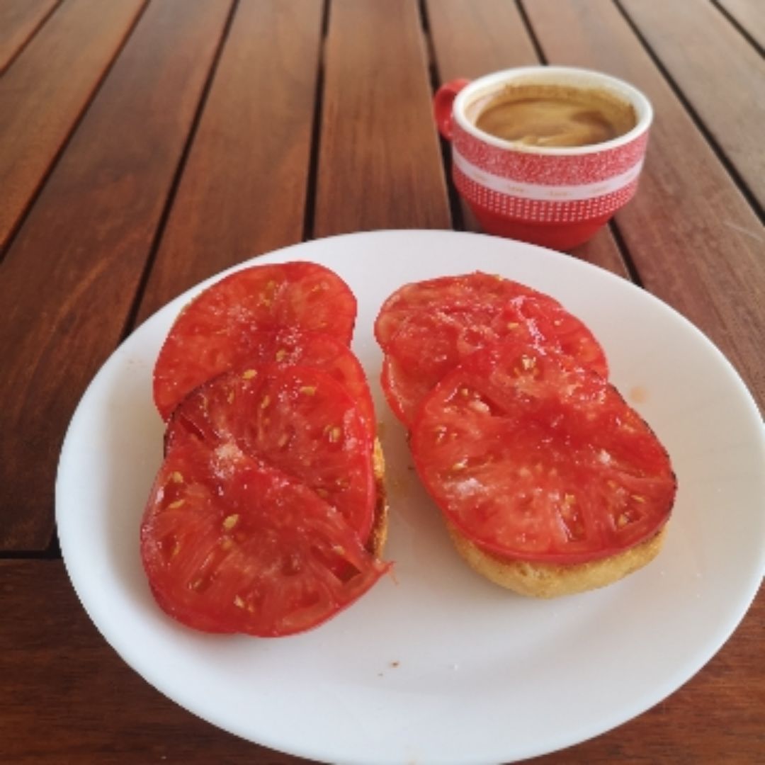 Tostadas con tomate azul 
