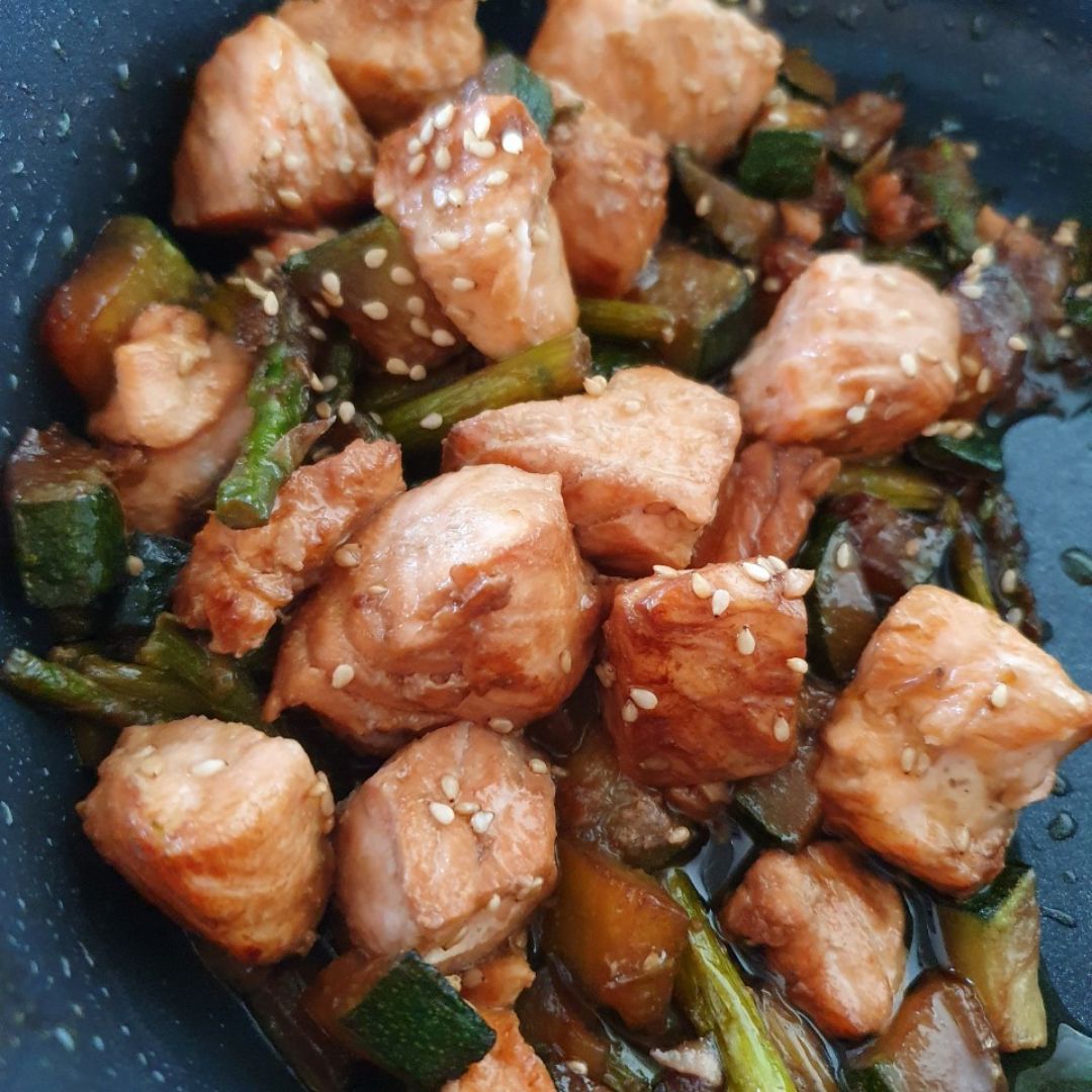 Salteado de salmón con verduras Salteado de salmón con verduras