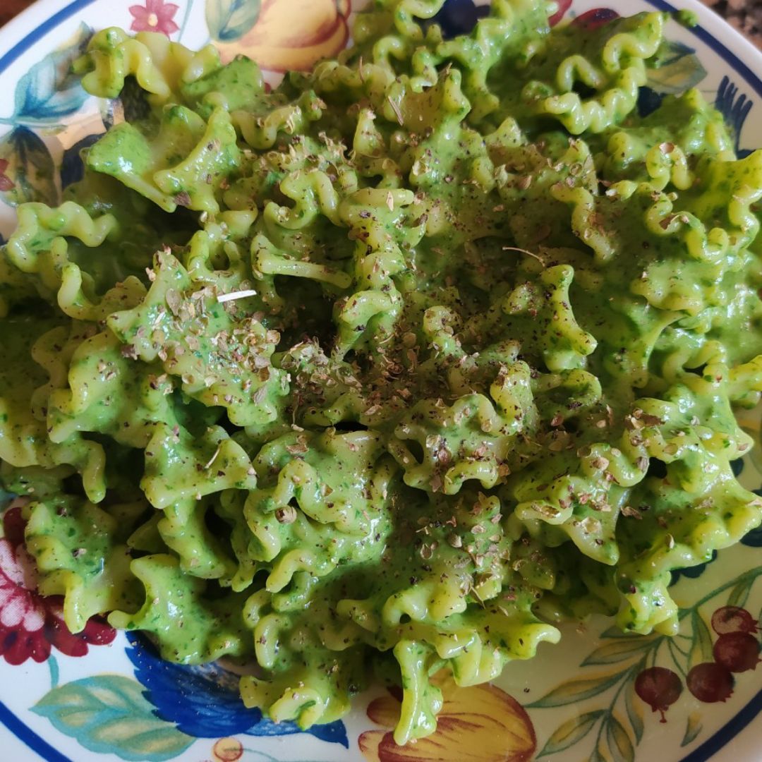 Pasta con salsa de espinacas y aguacate