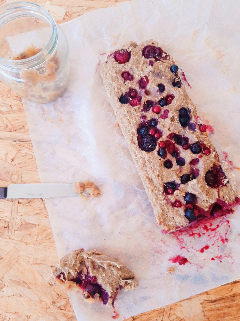 Bizcocho de frutos rojos con mermelada de 🍏