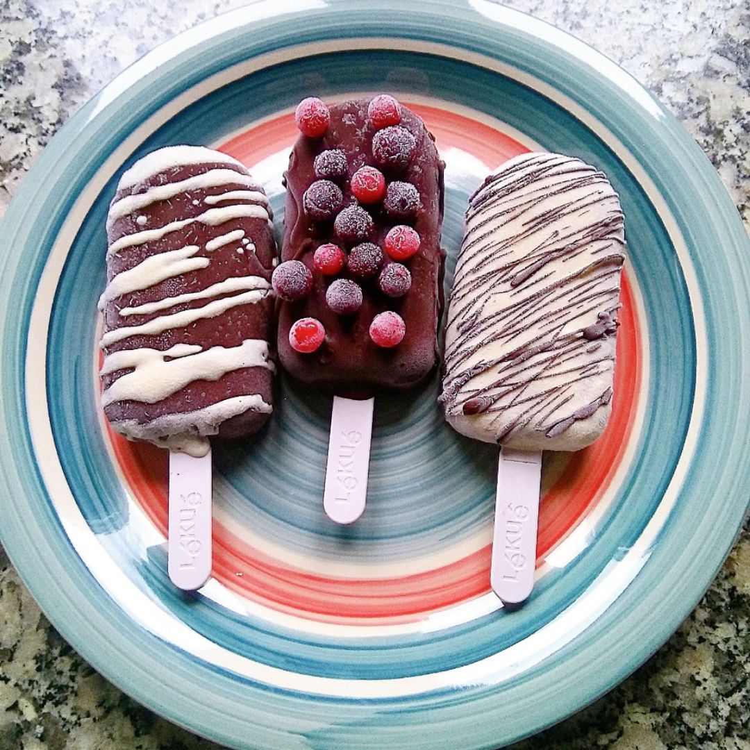 Helados de moras con distintas coberturas 