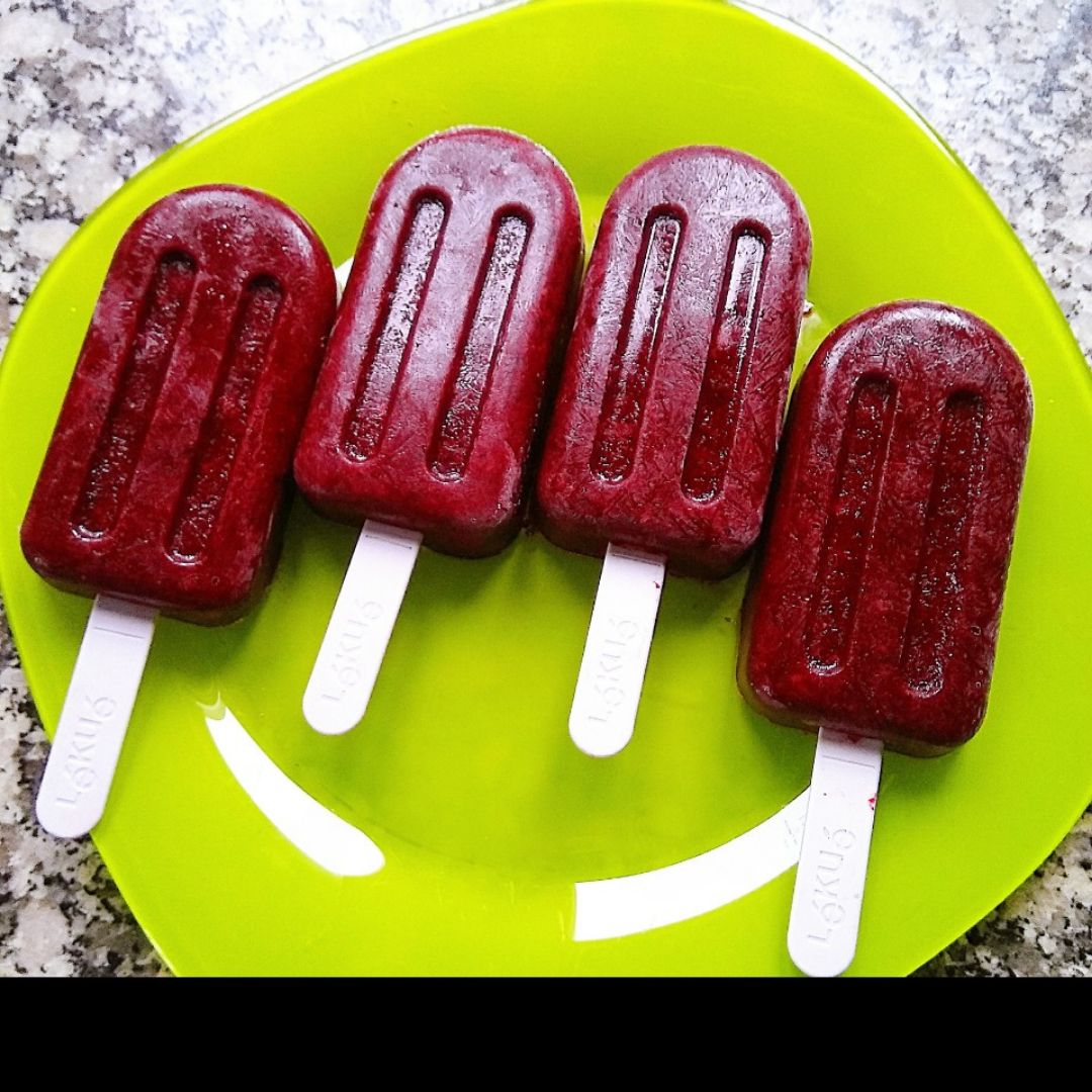 Helados de moras con distintas coberturas Paso 0 Helados de moras con distintas coberturas Paso 0