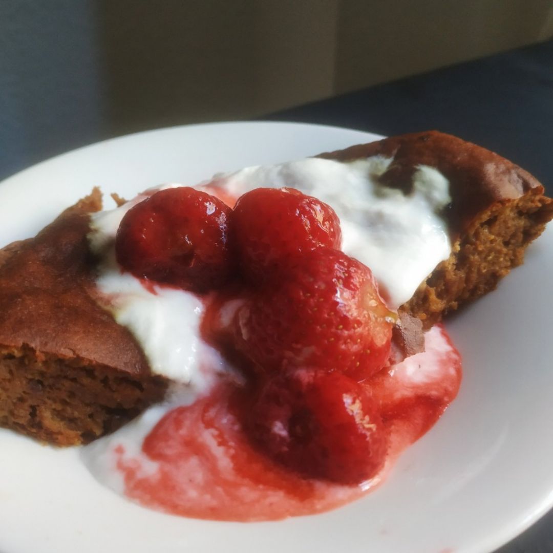 Bizcocho de boniato con yogurt y fresas Bizcocho de boniato con yogurt y fresas
