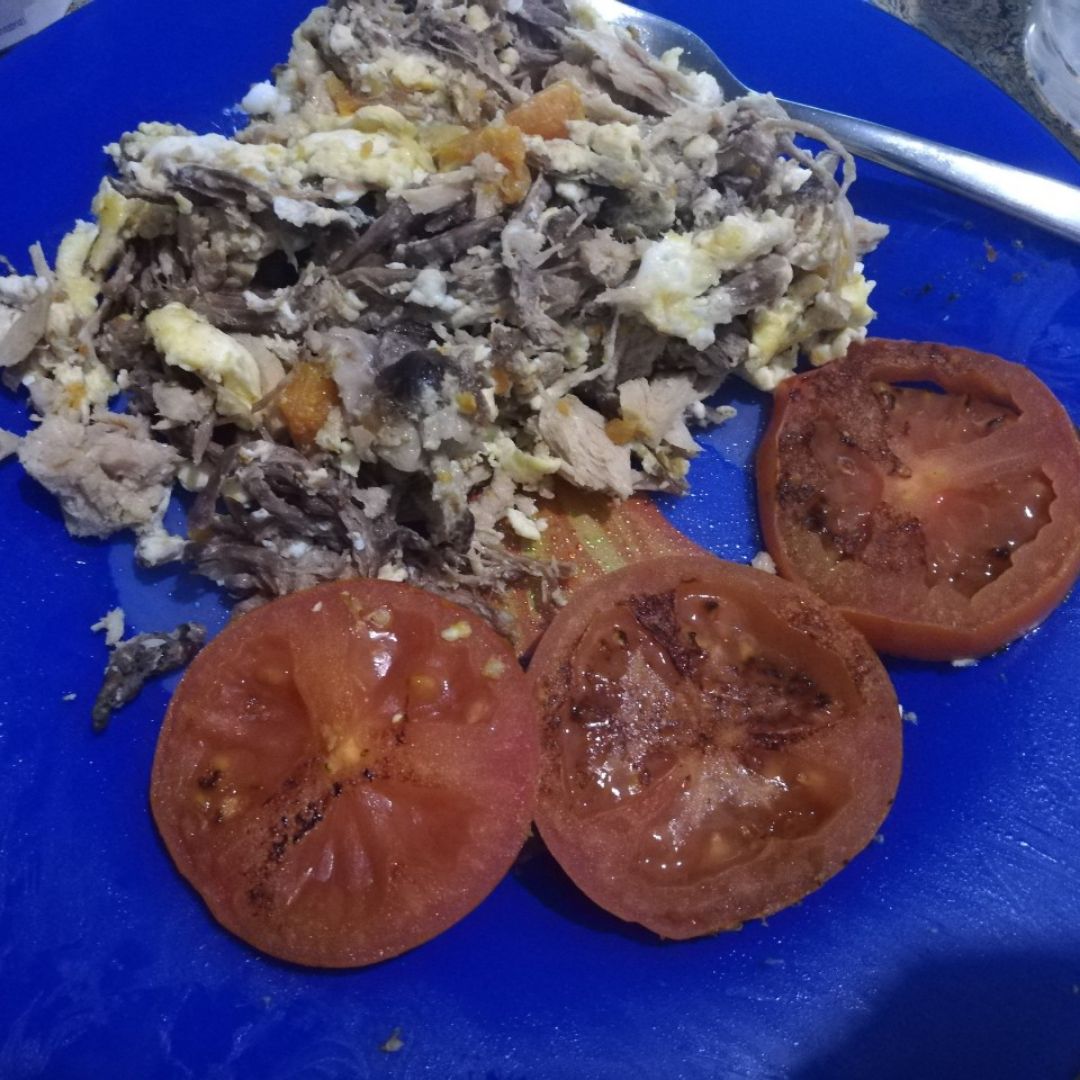 Revuelto de carne con tomate a la plancha