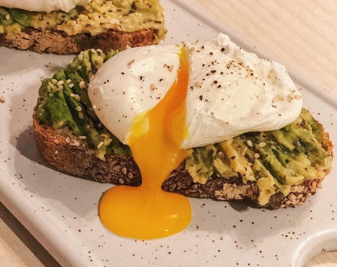 Tostada de aguacate con huevo poche Tostada de aguacate con huevo poche