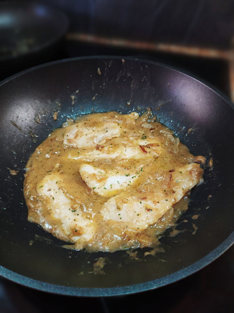 Merluza con salsa encebollada 🐟