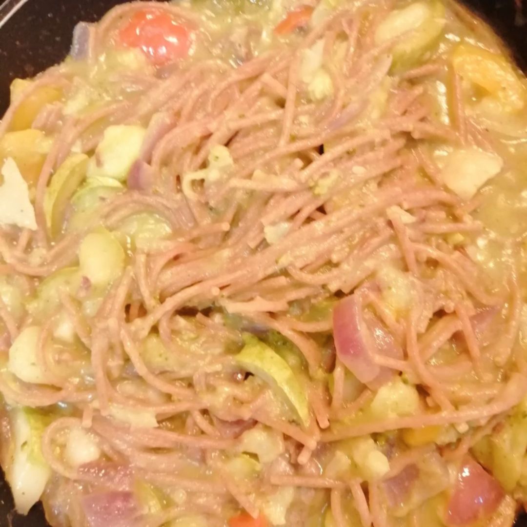 Espagueti de Espelta multicolor con puré de brócoli 