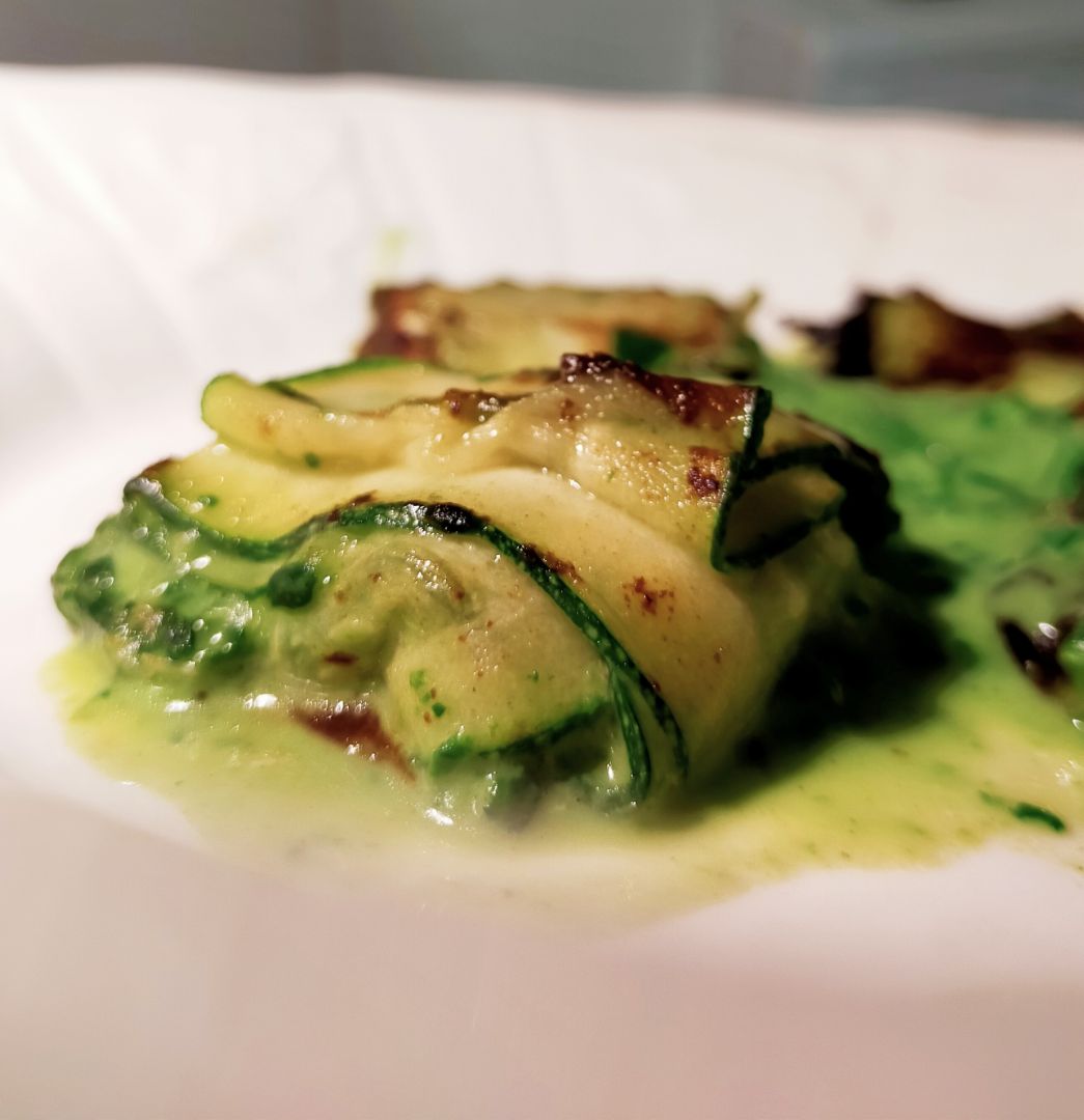 Raviolis de calabacín rellenos de espinacas, queso y nueces
