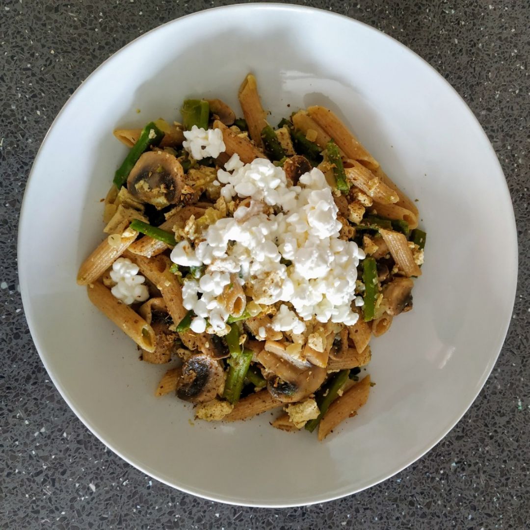 Pasta integral con verdura y tofu