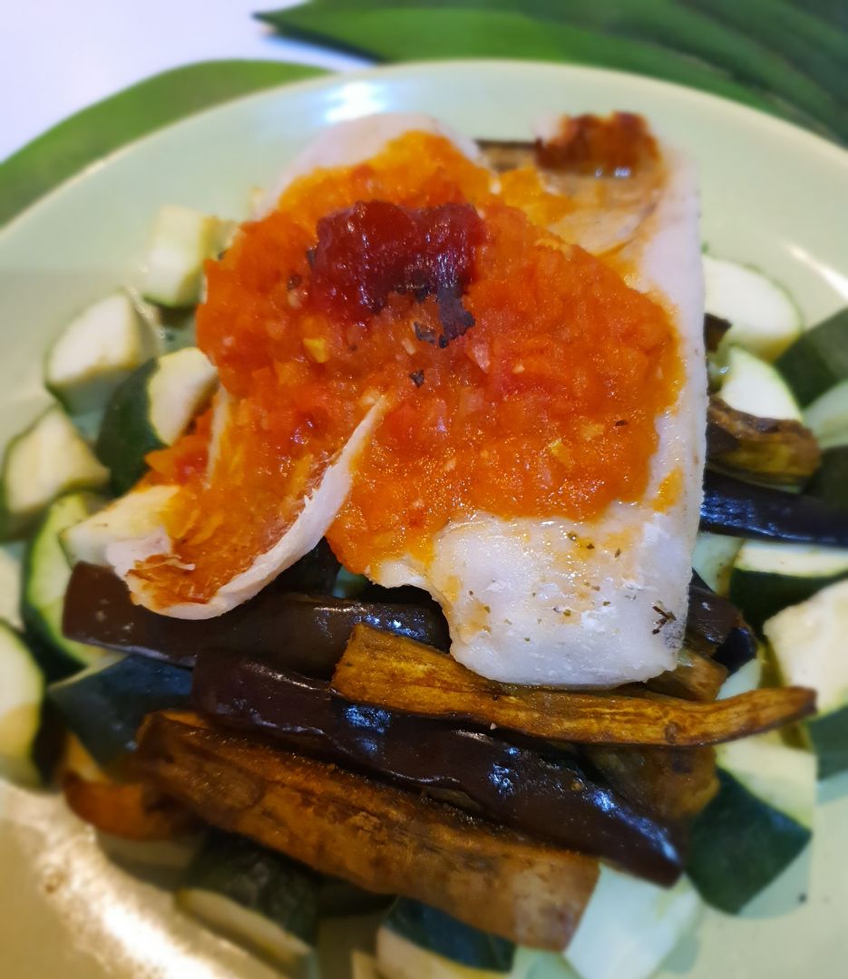 Merluza al vapor con verduras especiadas y salsa de tomate 