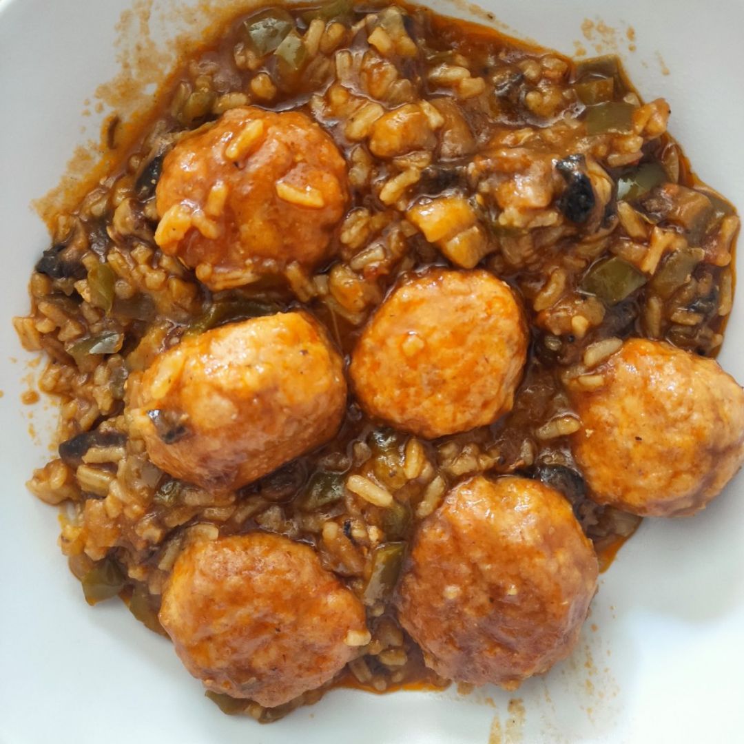 Albóndigas de pollo y pavo con arroz y berenjena