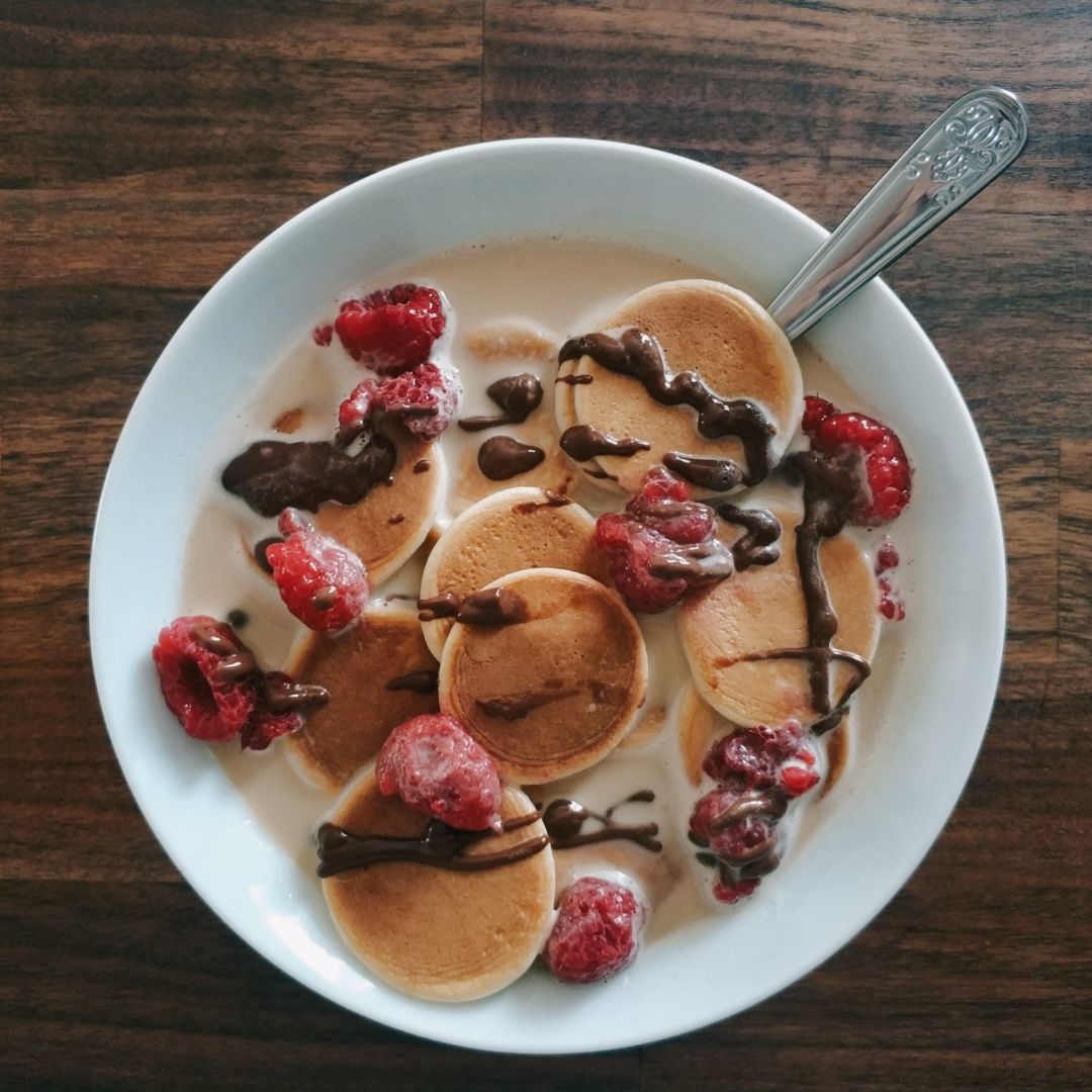 Cereal pancakes con frambuesas, nueces y chocolate