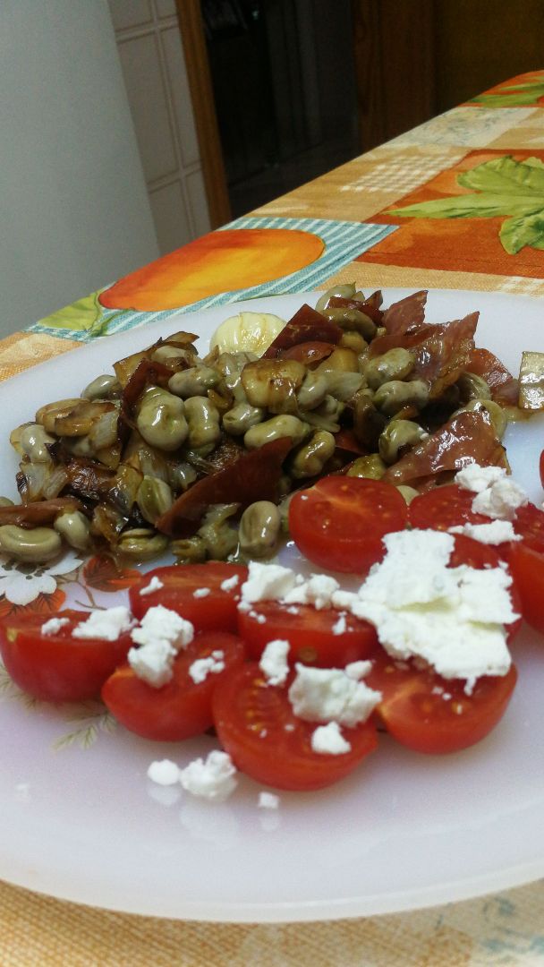 Revuelto de habas con ensalada de tomate. Revuelto de habas con ensalada de tomate.