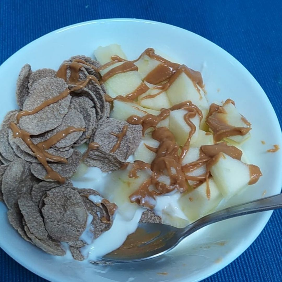 Yogur con manzana y cereales