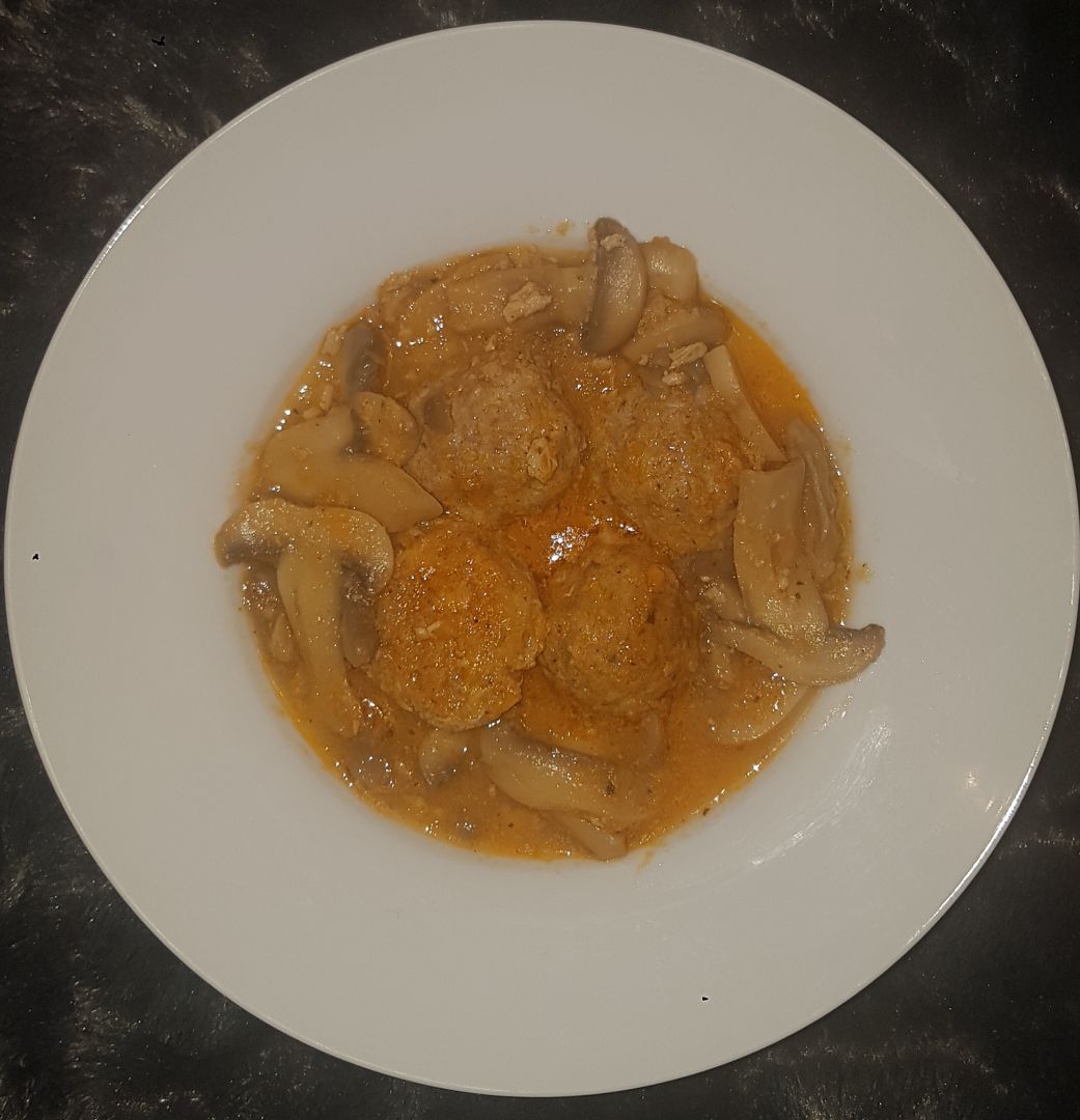Albondigas de ternera con verduras variadas. Albondigas de ternera con verduras variadas.