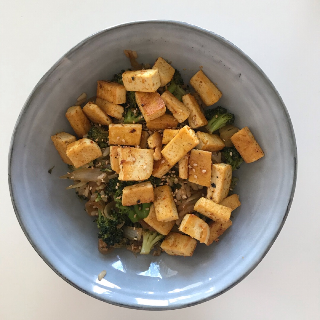 Arroz asiático con tofu marinado