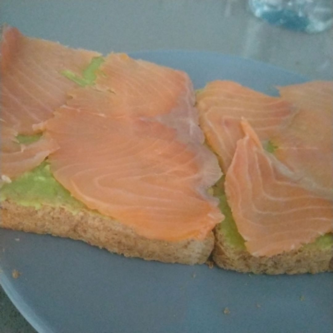 Tostadas de salmón y aguacate Tostadas de salmón y aguacate