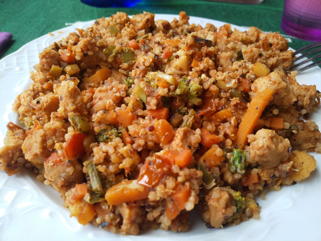 Soja texturizada con verduras y quinoa