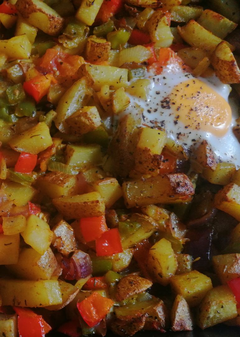 Patatas al horno con verduras. Patatas al horno con verduras.