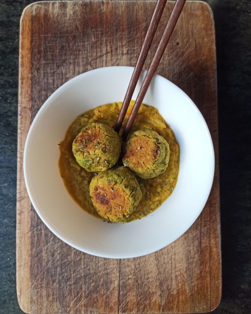Falafel de espinacas al horno con salsa de curry y soja Falafel de espinacas al horno con salsa de curry y soja