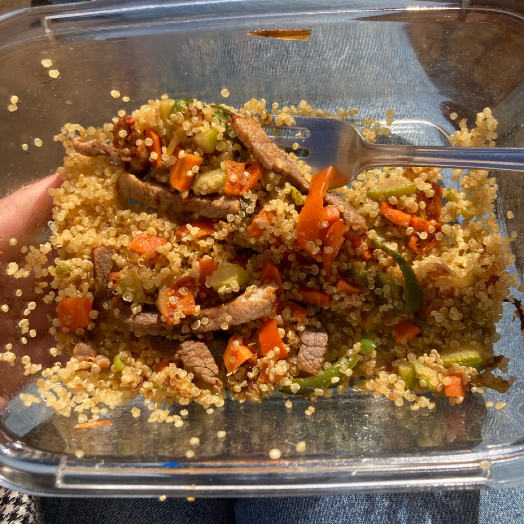 Quinoa con verduras y tiras de cerdo