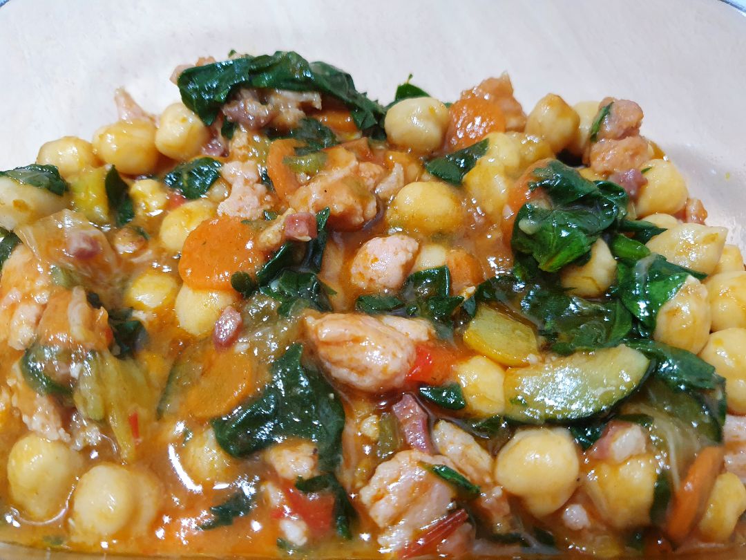 Garbanzos con verduras y pollo