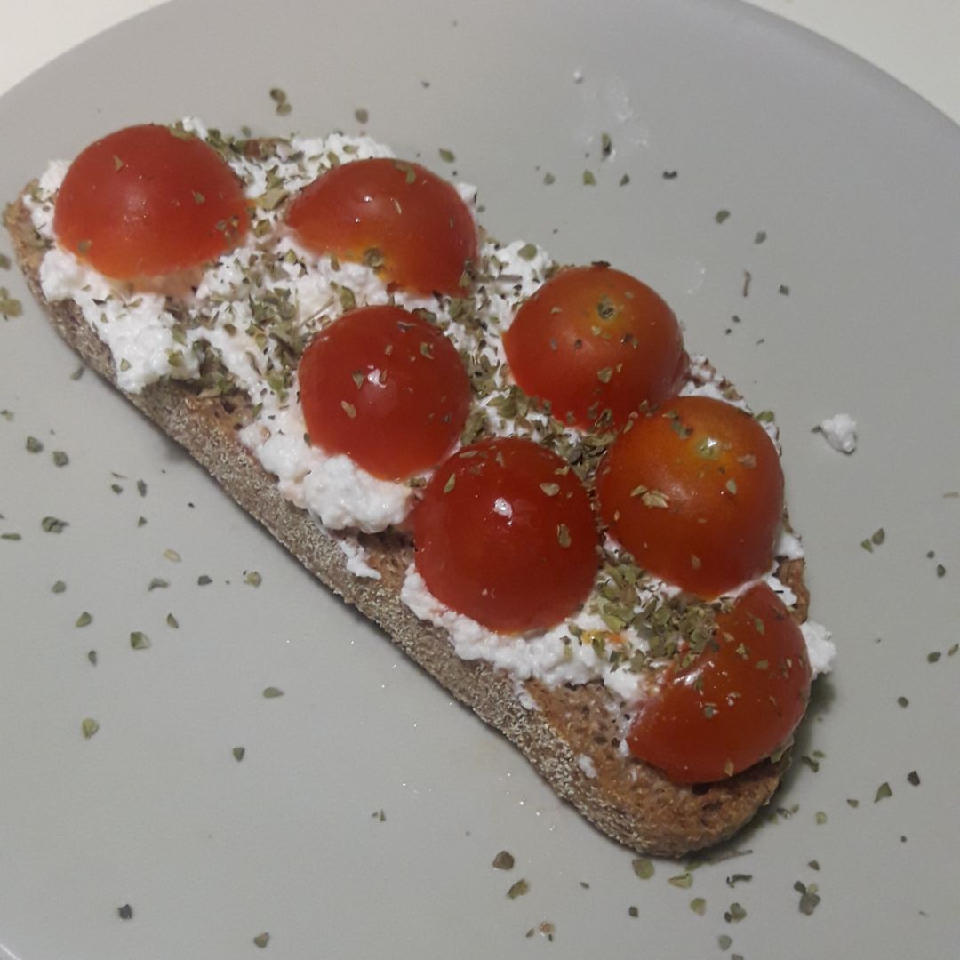 Tostada integral con requesón y tomates cherry Tostada integral con requesón y tomates cherry