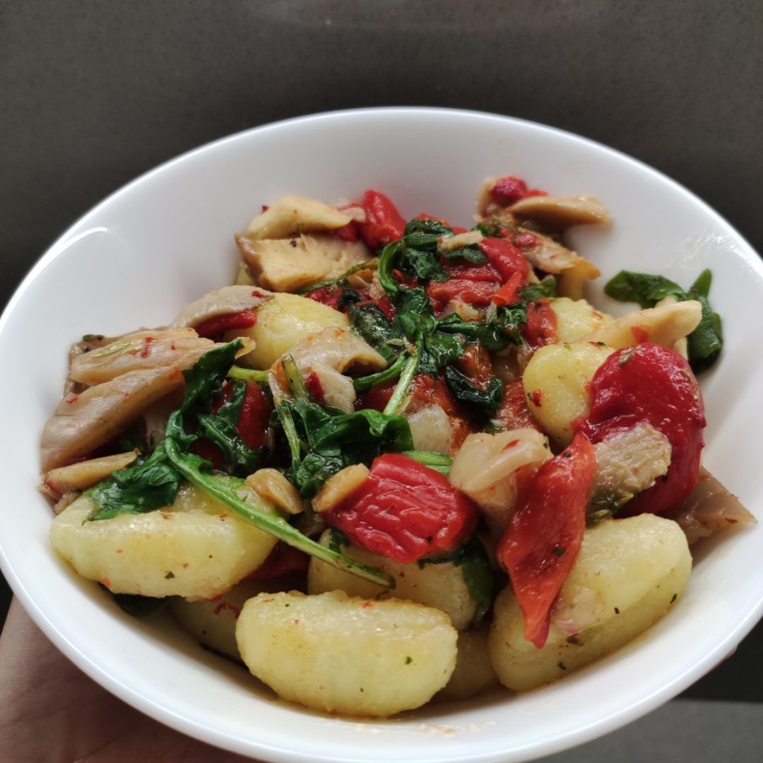 Gnocchi con setas y pimientos asados 🍄🥔🌶️🥬 Gnocchi con setas y pimientos asados 🍄🥔🌶️🥬