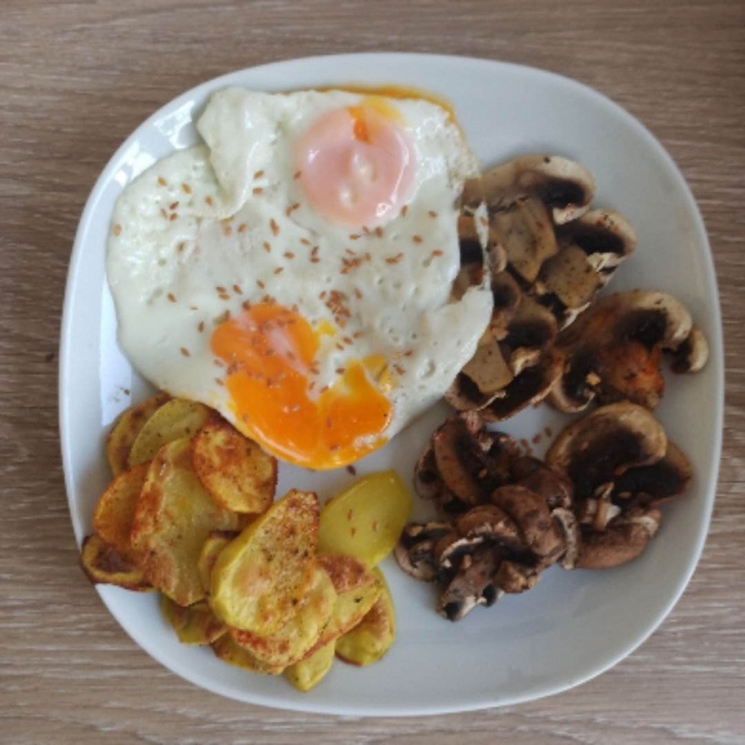 Patatas "fritas" al horno, champiñones y huevos a la plancha Patatas "fritas" al horno, champiñones y huevos a la plancha