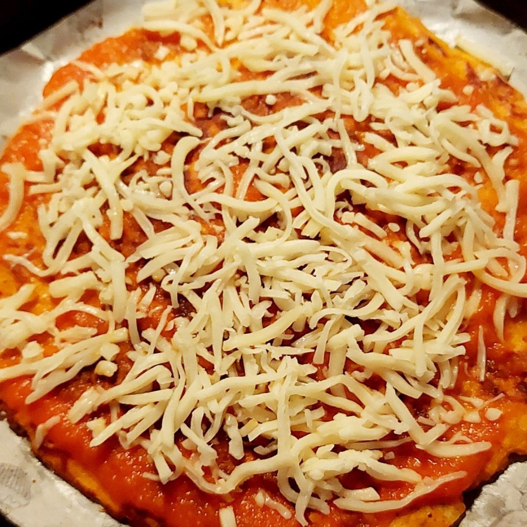 Pizza rápida a la sartén SIN HARINA con base de salmón Paso 2 Pizza rápida a la sartén SIN HARINA con base de salmón Paso 2