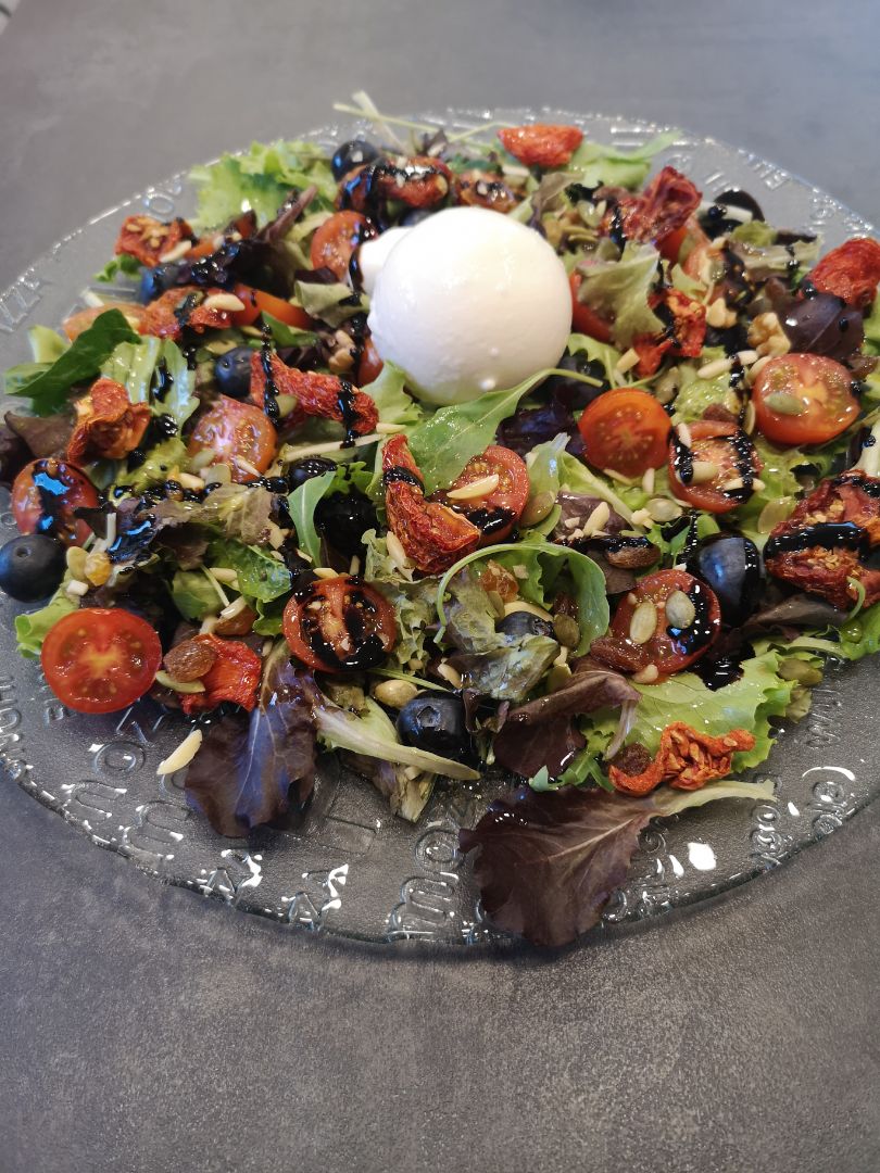 Ensalada de burrata con tomates Ensalada de burrata con tomates