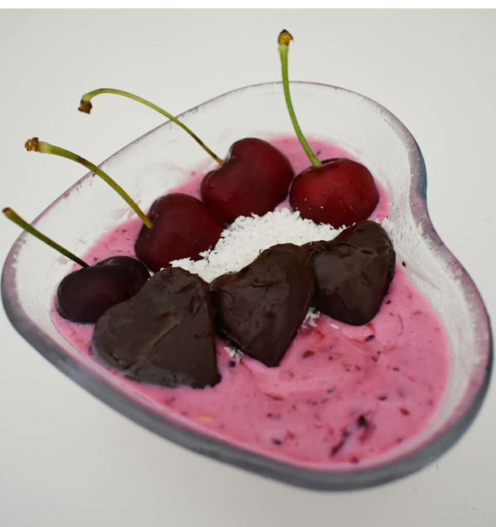 SMOTHIE BOWL FRUTOS ROJOS, CEREZAS, COCO Y CHOCOLATE SMOTHIE BOWL FRUTOS ROJOS, CEREZAS, COCO Y CHOCOLATE
