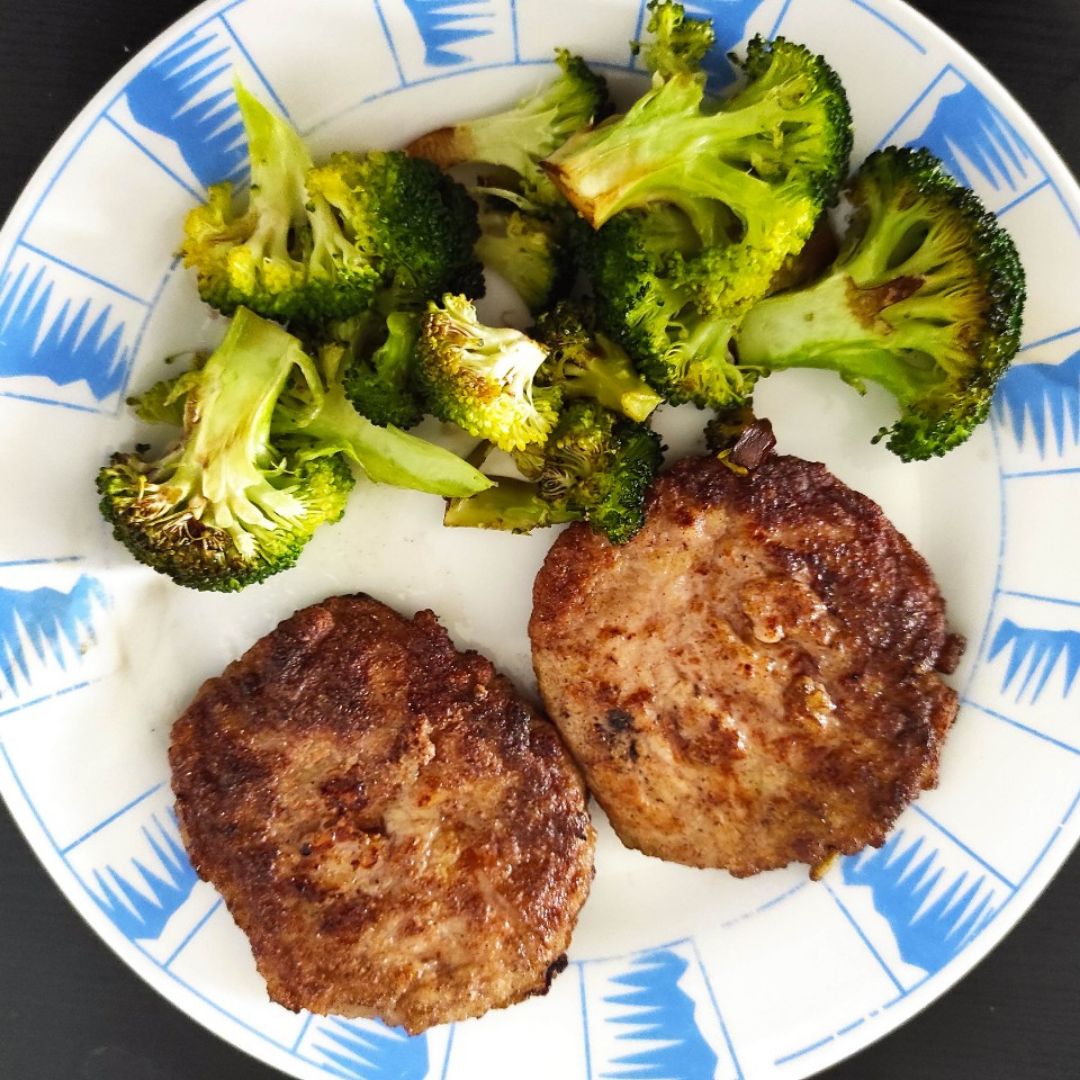 Hamburguesa de pollo con manzana Hamburguesa de pollo con manzana
