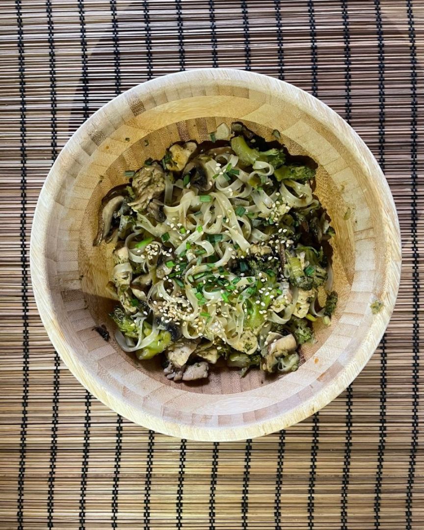 Pad Thai de pavo y brocoli Pad Thai de pavo y brocoli