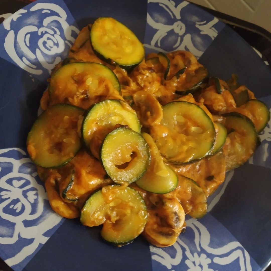 Calabacín salteado con champiñones, tomate frito orégano y queso 😋