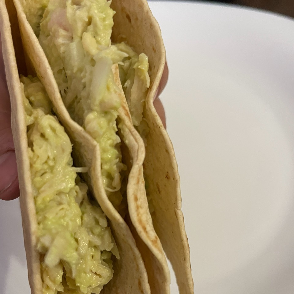Quesadilla de pollo con aguacate y cebolla Quesadilla de pollo con aguacate y cebolla