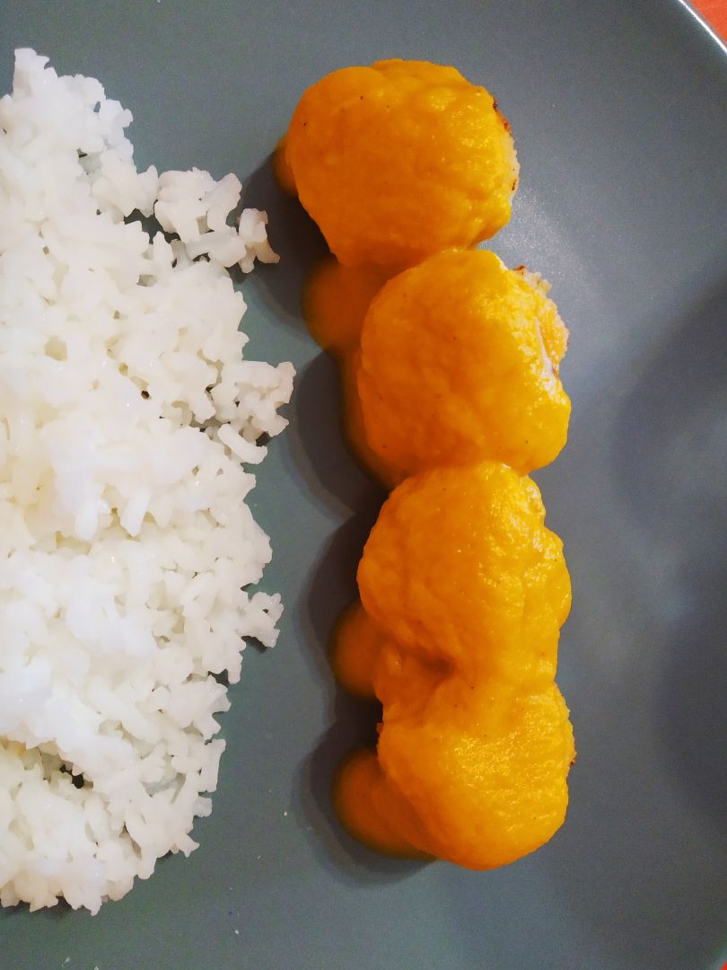 Albóndigas de pollo y verduras con salsa de manzana y curry. Albóndigas de pollo y verduras con salsa de manzana y curry.