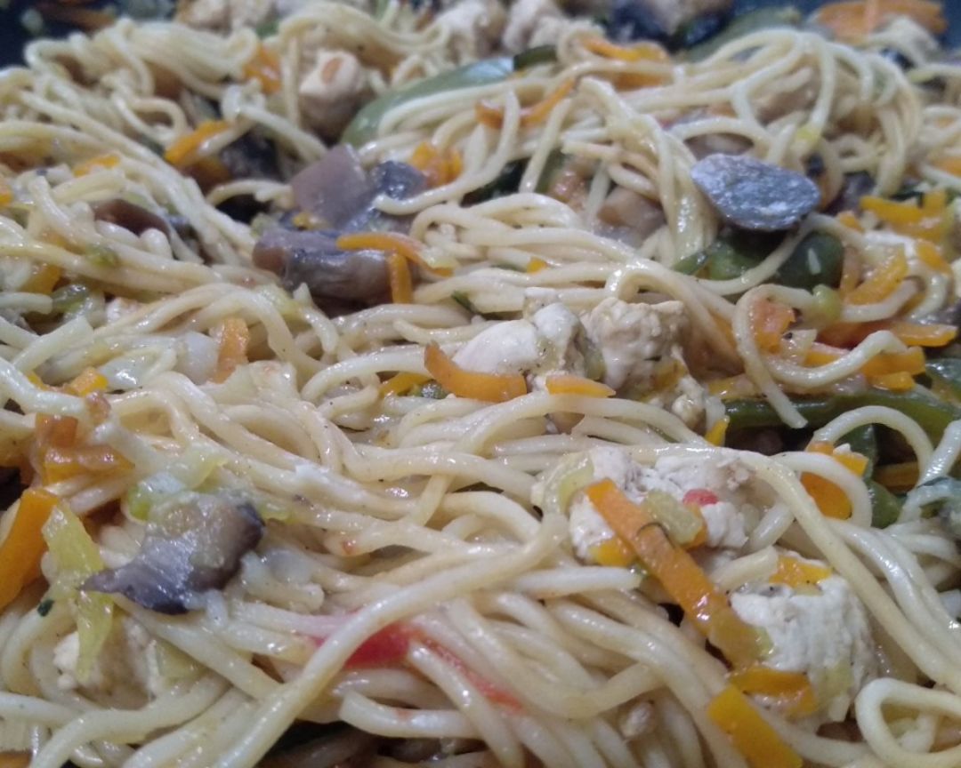 Fideos con pollo y verduras Fideos con pollo y verduras